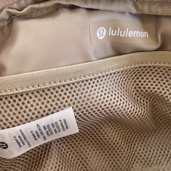❤️ Lululemon Everywhere Belt Bag in Trench NWT - Picture 6 of 9